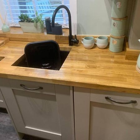 Quaint 1 Bedroom Cottage In Pudsey, Leeds Esterno foto