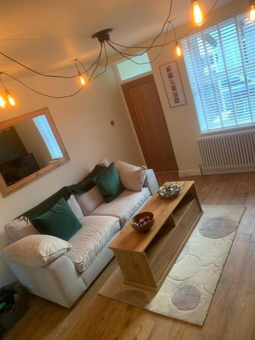 Quaint 1 Bedroom Cottage In Pudsey, Leeds Esterno foto