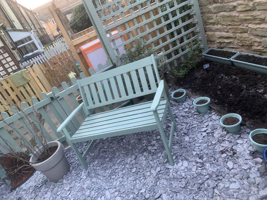 Quaint 1 Bedroom Cottage In Pudsey, Leeds Esterno foto