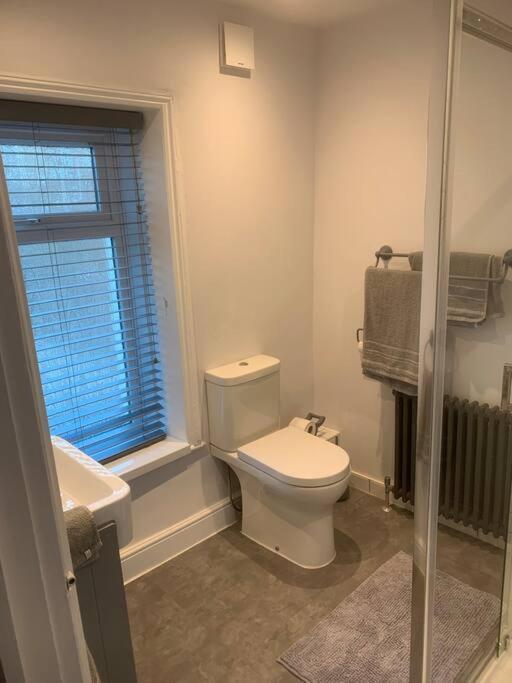 Quaint 1 Bedroom Cottage In Pudsey, Leeds Esterno foto
