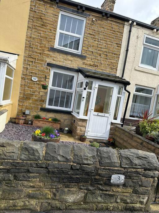 Quaint 1 Bedroom Cottage In Pudsey, Leeds Esterno foto
