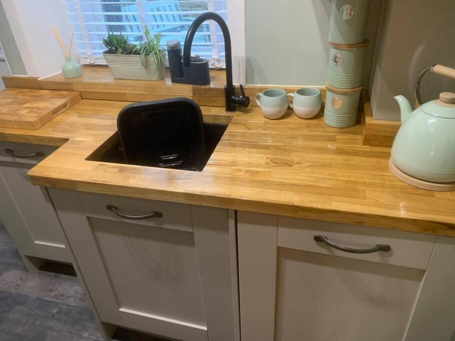 Quaint 1 Bedroom Cottage In Pudsey, Leeds Esterno foto